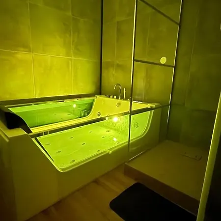 Chic Avec Jacuzzi Apartman
