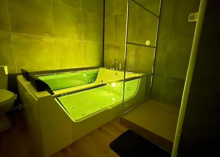Chic Avec Jacuzzi Apartment